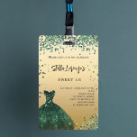 Badge Sweet 16 vert émeraude robe or invitation<br><div class="desc">Pour un élégant Sweet 16,  16e anniversaire. Un arrière - plan à l'allure d'or. Décoré d'une robe vert émeraude et de confettis verts. Personnalisez et ajoutez un nom et des détails du parti. Dos : pas de design ni de couleur (moins cher)</div>