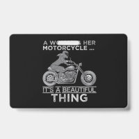 Une femme et son cadeau d'art de moto pour les mot