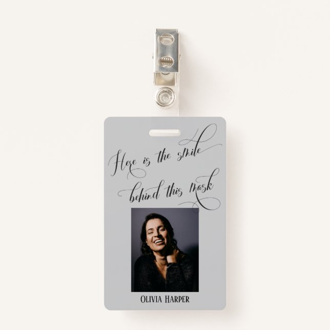 Badge Voici le sourire derrière ce masque gris élégant (Devant avec clip)