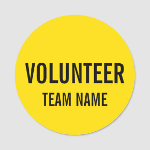 Badge volontaire jaune avec nom d'équipe personna