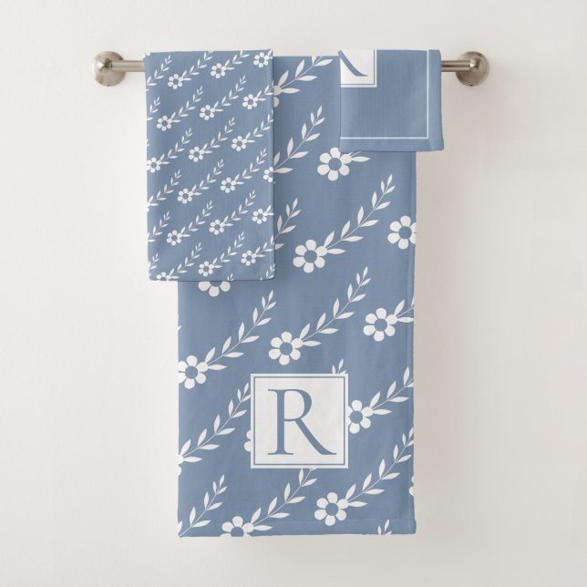 Bain bleu motif et monogramme de fleurs blanches (En situation)