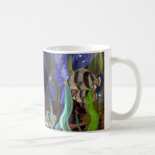 Bain de requins et de poissons sur la tasse de vie