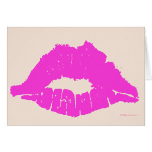 baiser rose sur la carte heureuse blanche