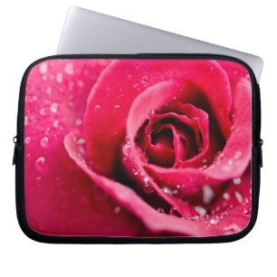 Baisses de rosée sur le sac rose de l'électronique