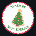 Baked By Christmas Cookie Sticker<br><div class="desc">Cuite avec amour et joie de vacances. Ajoutez une touche de délice festif à vos gâteries maison avec nos stickers "Baked by". Ces étiquettes adorables sont la façon parfaite de personnaliser vos biscuits de Noël,  cupcakes et autres goodies de vacances.</div>