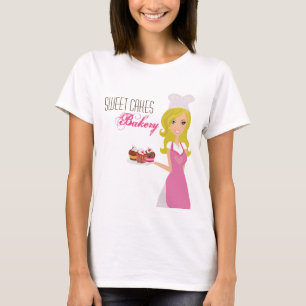 Baker blond de T-shirt de société sur les gâteaux