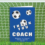 Bal de football Football Merci bleu carte entraîne<br><div class="desc">Carte d'entraîneur Merci Bleu de Football de Football moderne. La carte a 3 balles de football noir et blanc sur un arrière - plan bleu. Grande carte pour remercier les entraîneurs de football, les entraîneurs de l'équipe de football du secondaire, les entraîneurs de maman ou papa, etc. Customisez tout texte...</div>