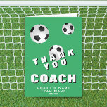 Bal de football Football Merci vert carte entraîne<br><div class="desc">Carte d'entraîneur Merci vert de football moderne de balle de football. La carte a 3 balles de football noir et blanc sur un arrière - plan vert. Grande carte pour remercier les entraîneurs de football, les entraîneurs de l'équipe de football du secondaire, les entraîneurs de maman ou papa, etc. Customisez...</div>