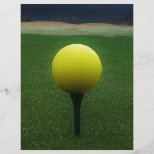 Bal de golf jaune sur un terrain de golf de montag