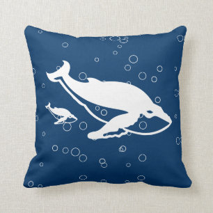 baleine blanche de mère et de bébé sur le coussin