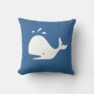 baleine de dessin animé blanc sur un oreiller bleu