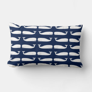 Baleines blanches sur bleu marine Coussin Lumbar n
