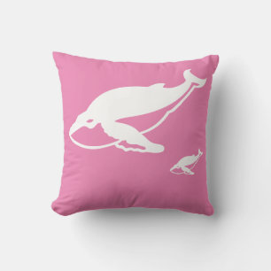 baleines blanches sur coussin rose