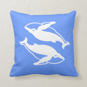 baleines blanches sur le coussin bleu