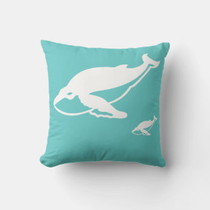 baleines blanches sur un oreiller bleu sarcelle