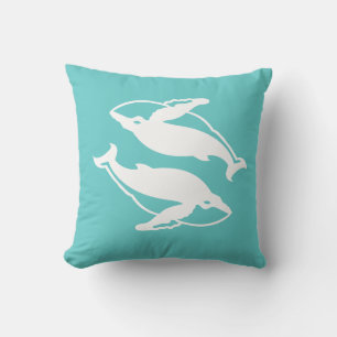 baleines blanches sur un oreiller bleu sarcelle