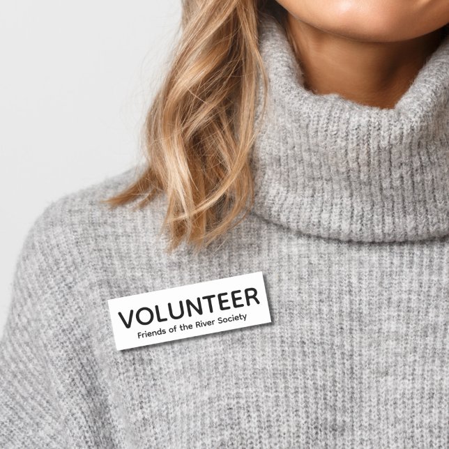 Balise de nom de badge de bénévolat simple (Woman in gray sweater wearing this customizable volunteer name tag badge in black and white.)