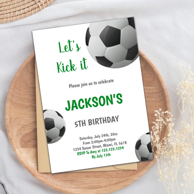 Ball noir et blanc Texte vert Soccer Invitation (Black and White Ball Green Text Soccer Invitation)