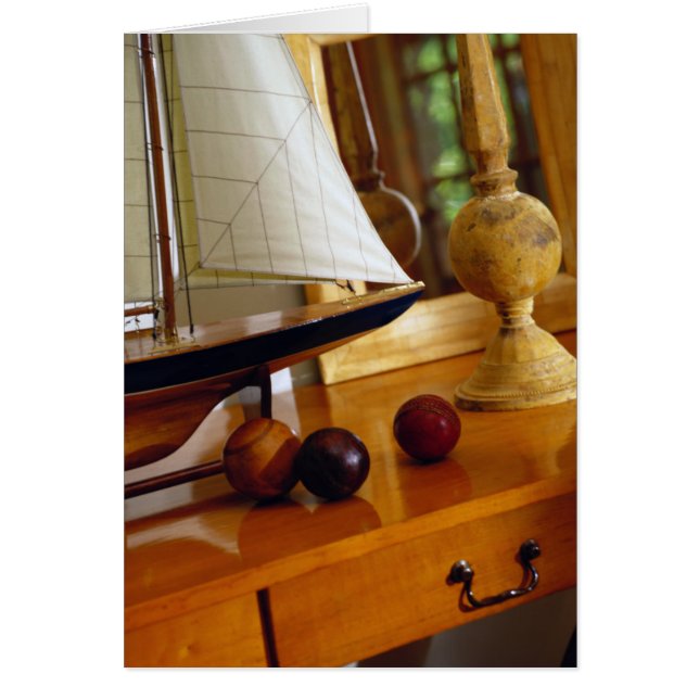 Balle Antique Sur Table Par Un Modèle De Voilier (Devant)
