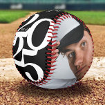 Balle De Baseball Graduation personnalisée Senior 2025 Photo<br><div class="desc">Le baseball de fin d'études personnalisées avec un arrière - plan noir élégant qui peut être changé à n'importe quelle couleur, l'année '2025' dans une police serif audacieuse, le nom du grade, et l'école ou le collège où ils ont fréquenté. Ce cadeau unique leur donnera un sentiment d'exception le jour...</div>