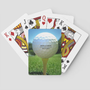 Balle de golf sur un tee de cartes à jouer