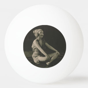Balle De Ping Pong Aimer une pauvre fille assise les jambes croisées