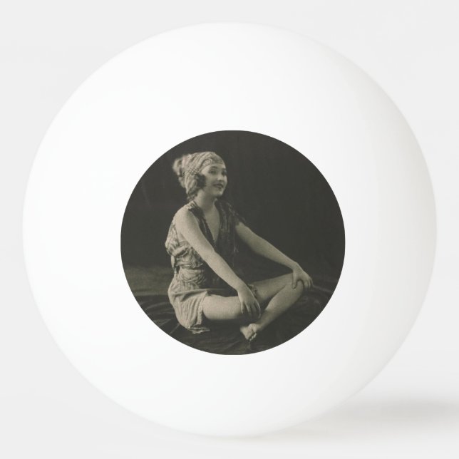 Balle De Ping Pong Aimer une pauvre fille assise les jambes croisées (Devant)