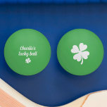 Balle De Ping Pong Lucky quatre feuilles de trèfle vert<br><div class="desc">Boule de ping-pong verte avec un trèfle blanc chanceux à quatre feuilles. Sur le dos est une autre feuille de trèfle et texte personnalisable "Boule de chance du nom".</div>