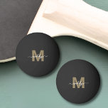 Balle De Ping Pong Monogramme d'or noir Nom initial<br><div class="desc">Boule de pong de Monogramme d'or noir personnalisée. Ajoutez une touche moderne et personnelle à votre jeu avec cette balle de ping-pong personnalisée. Conçu avec un arrière - plan noir solide, l'un des côtés comporte une initiale en or gras dans une police serif classique, tandis que l'autre côté affiche votre...</div>