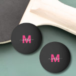 Balle De Ping Pong Monogramme noir rose Nom initial<br><div class="desc">Boule de tennis Monogram Ping Ping Personnalisée en bleu noir et rose. Ajoutez une touche moderne et personnelle à votre jeu avec cette balle de ping-pong personnalisée. Conçu avec un arrière - plan noir solide, l'un des côtés présente une initiale bleue audacieuse dans une police serif classique, tandis que l'autre...</div>