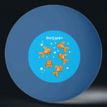 Balle De Ping Pong Morceau de poisson rouge orange mignon sur dessin<br><div class="desc">Ce design amusant présente des caractéristiques de poisson rouge orange vif sur un arrière - plan de bulles bleues. Le tout dans un joyeux style de dessin animé !</div>