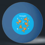Balle De Ping Pong Morceau de poisson rouge orange mignon sur dessin<br><div class="desc">Ce design amusant présente des caractéristiques de poisson rouge orange vif sur un arrière - plan de bulles bleues. Le tout dans un joyeux style de dessin animé !</div>
