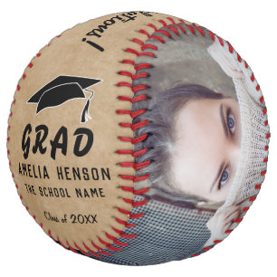 Balle De Softball Félicitations rustiques Grad Grad Graduation Cap 2