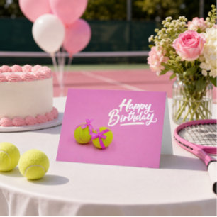 Balle de tennis avec ruban rose sur carte d'annive