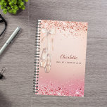 Ballerine rose or rose monogramme 2025<br><div class="desc">Un arrière - plan rose en or. Arrière - plan rose or et dégradé rose. Décoré d'or rose, confettis rose et ballerine, chaussures à pointe de ballet. Personnalisez et ajoutez un nom, une lettre monogramme et un texte, année sur le devant. Le nom est écrit un rose moderne couleur or...</div>