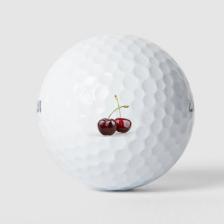 Balles De Golf Deux fruits de cerise douce isolés sur fond blanc
