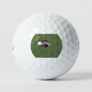 Balles De Golf Goofball assis sur la lèvre du trou.