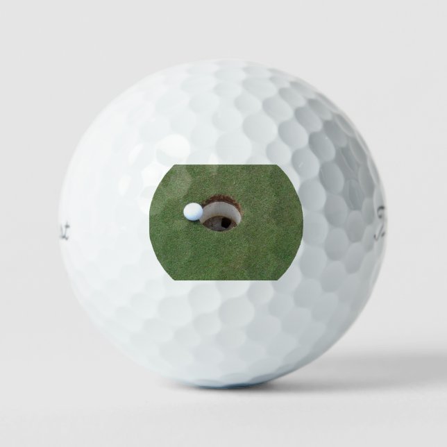 Balles De Golf Goofball assis sur la lèvre du trou. (Recto)