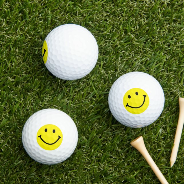 Balles De Golf Jaune brillant et joyeux visage souriant (Herbe in situ)