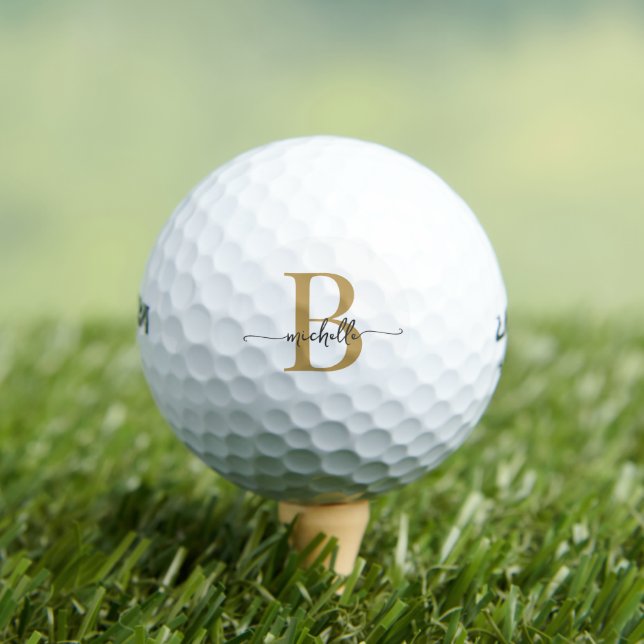 Balles De Golf Nom Monogramme Moderne en Or Blanc Élégant (T-shirt Insitu)