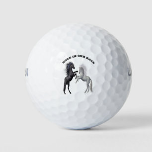 Balles De Golf Un cheval noir et blanc qui se bat