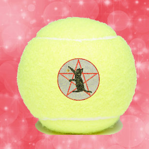 Balles De Tennis Chat noir lève la patte sur un pentagramme dans un
