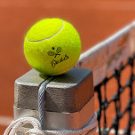 Balles De Tennis Nom personnalisé Écriture moderne Boules de tennis<br><div class="desc">Boules de tennis personnalisées imprimées avec un nom ou un texte personnalisé dans une police de caractères féminin moderne, audacieuse et sportive et classique double croisé raquette de tennis et icône de balle de tennis monogramme. Un cadeau parfait pour toute femme ou ado joueuse de tennis qui aimeraient le plaisir...</div>