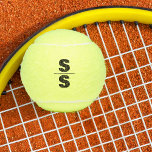 Balles De Tennis Thème de tennis Big Bold Monogramme<br><div class="desc">Thème de Tennis Big Bold Monogrammed Balls, incontournable pour les amateurs de tennis. Que vous soyez un joueur simple ou un membre d'une équipe double, vous tomberez amoureux de ce produit bien conçu. Notre design moderne de style icône logo comporte deux initiales de lettre, ce qui en fait un cadeau...</div>