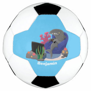 Ballon De Foot Un requin drôle en regardant la bande dessinée de