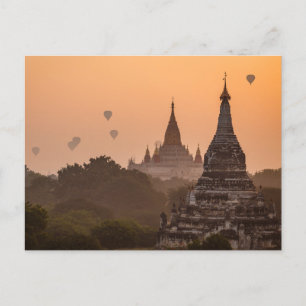 Ballons à air chaud sur Bagan dans la carte postal