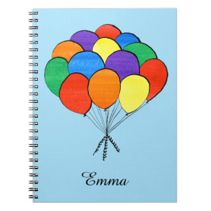 Ballons colorés par arc-en-ciel avec le carnet