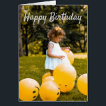 Ballons Emoji, Anniversaire du soleil Jaune<br><div class="desc">Emoji Balloons, Jaune Sunshine Anniversaire Une petite fille habillée en blanc avec plusieurs joyeuses ballons émoji à ses pieds. Au-dessus de sa tête il dit Joyeux Anniversaire et à l'intérieur il peut être customisé d'avoir le nom de l'enfant et le nom du donneur. Le sentiment dit : "Je vous regarde...</div>
