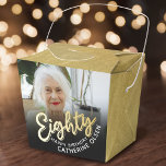 Ballotins 80e anniversaire Eighty script or noir photo<br><div class="desc">Quatre-vingts scripts or et or look deux côtés de la fête photo les boîtes de faveur. Personnalisez ce ballotin de script de fête de 80e anniversaire avec votre propre nom de fille d'anniversaire et photo de votre fille ou garçon d'anniversaire. D'autres années et articles correspondants sont disponibles et peuvent être...</div>