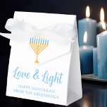 Ballotins Amour et Lumière Hanoukka Menorah Custom Party<br><div class="desc">Cute custom Love and Light Hanoukka party boîte de faveur pour les cadeaux de famille juive à un parti Chanukah ou une synagogue. Personnalisez avec votre nom de famille ou informations de groupe en bleu autour de la jolie menorah or.</div>